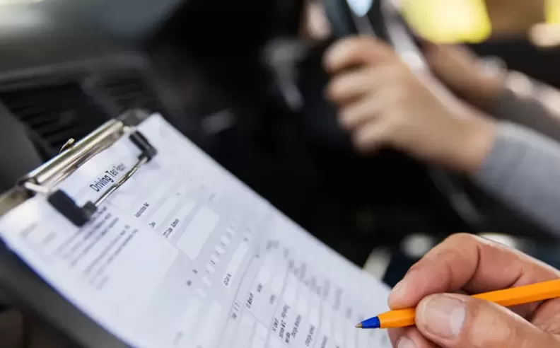 أشهر وأفضل مدارس القيادة في الإمارات 2025