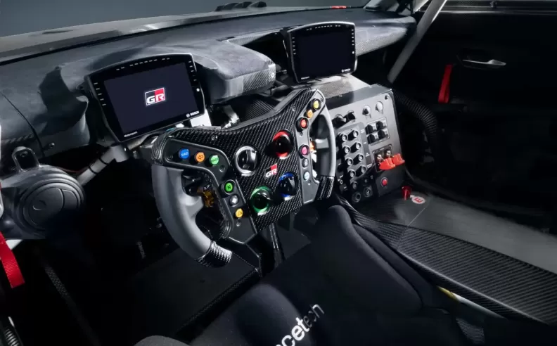 تصميم سباقات شرس وداخلية تميل نحو الفخامة