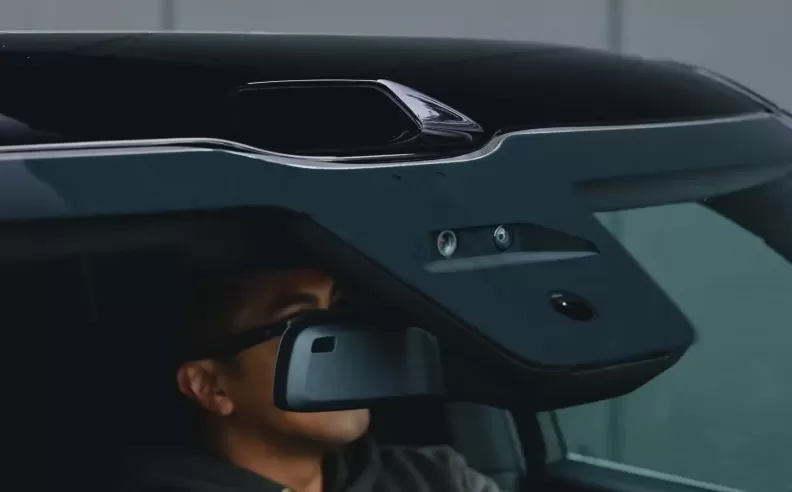 قيادة دون استخدام اليدين خارج الطرق السريعة