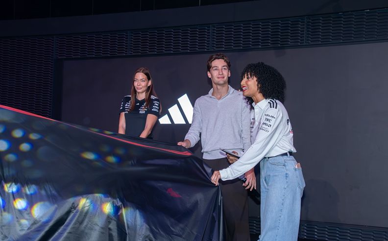 جورج راسل يكشف عن طراز Mercedes-AMG GT 63 APXGP Edition في شركة الإمارات للسيارات