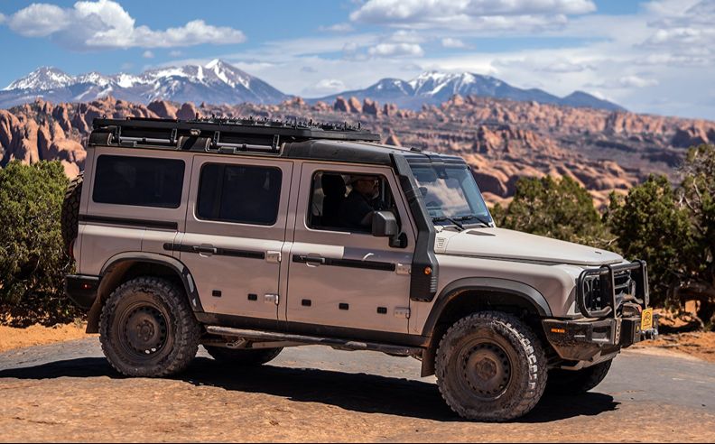 سيّارة إنيوس جرينادير المزوّدة بمحور بوّابي تحطّ رحالها في دولة الإمارات