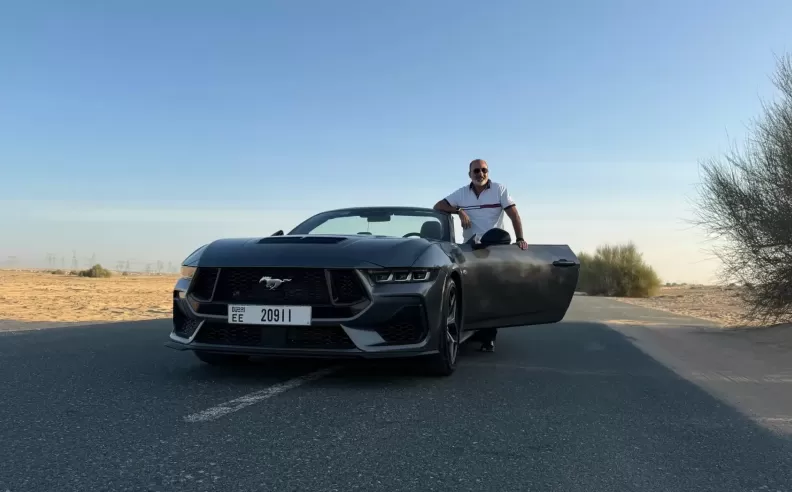 طرق مشمسة وهدير V8 في الأجواء: هذه هي الحياة اليومية مع فورد موستانج المكشوفة