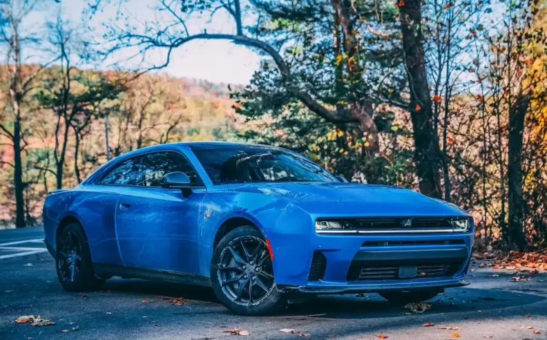 عودة العضلات الحقيقية: دودج تشارجر Sixpack 2026 تعيد محركات البنزين بقوة تناسب كل الفصول