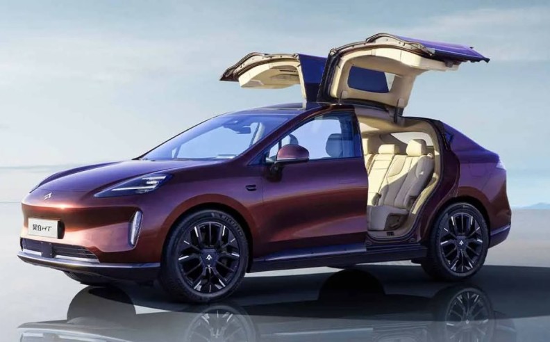 أفضل سيارات اس يو في في الإمارات 2025: عام الحسم بين القوة التقليدية والذكاء الكهربائي