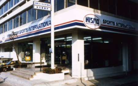 نيسان تحتفل بمرور أكثر من 40 عاماً على نيسمو: ريادة الأداء من حلبات السباق إلى الطرق