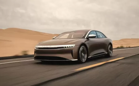 هل تختلف قوانين المرور للسيارات الكهربائية في السعودية؟ دليل المستقبل الأخضر