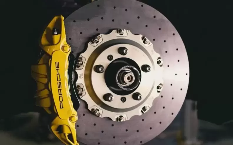 تطور المادة: لماذا نتجه نحو الكربون سيراميك؟