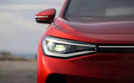 أزمة الهوية: لماذا تخلت شركات السيارات عن الأسماء المعقدة لمركباتها الكهربائية؟