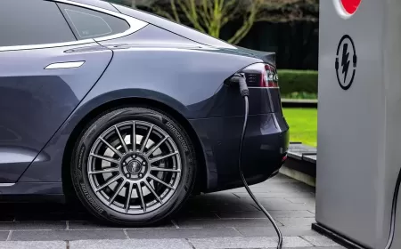 لماذا تستهلك السيارات الكهربائية إطاراتها أسرع في طرق الخليج؟