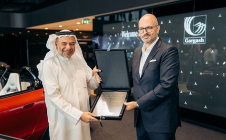 قرقاش تكشف عن صالة عرض مرسيدس-بنز المجددة في ديرة: إرث عريق برؤية مستقبلية