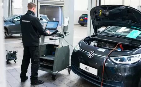 أين تصون سيارتك الكهربائية في السعودية؟ خيارات الوكلاء مقابل الورش المستقلة