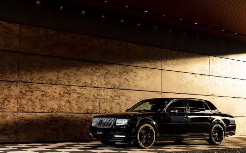 تويوتا سنشري بلمسة TOM’S: عندما تتحول سيارة الإمبراطور إلى أيقونة جامحة