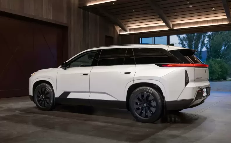 التصميم الخارجي والداخلي: رأس المطرقة والرفاهية الرقمية