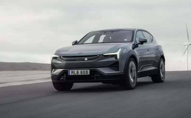 بولستار تعيد رسم هوية السيارة الكهربائية: عودة الأزرار وتوديع المقصورات الرمادية في 2026